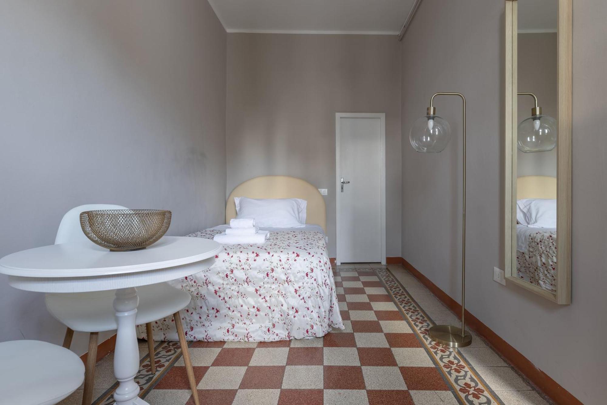 Santa Maria Novella Family In Apartment Florenz