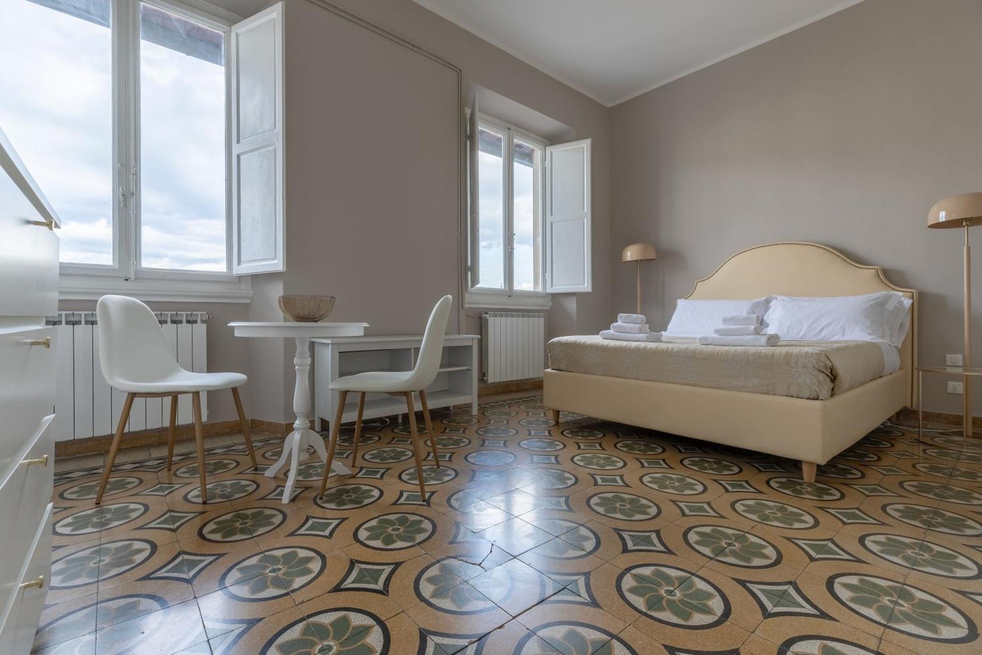Santa Maria Novella Family In Apartment Florenz